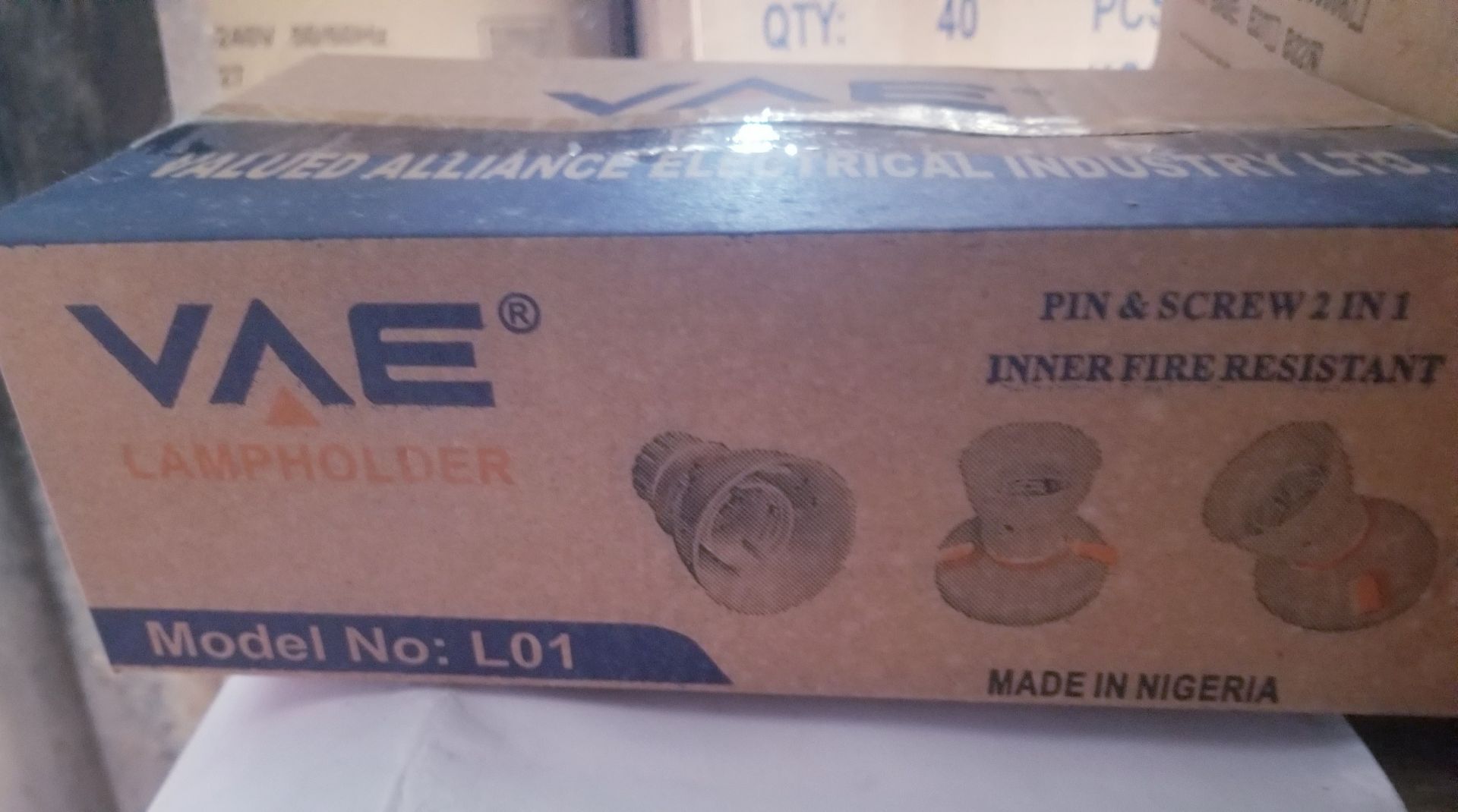 Plastic Light Bulb Holder with Ventilation Pin and Screw 2 in 1Slots